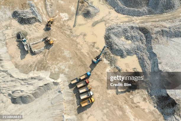kies- und sandabbau, luftaufnahme - schottergestein stock-fotos und bilder