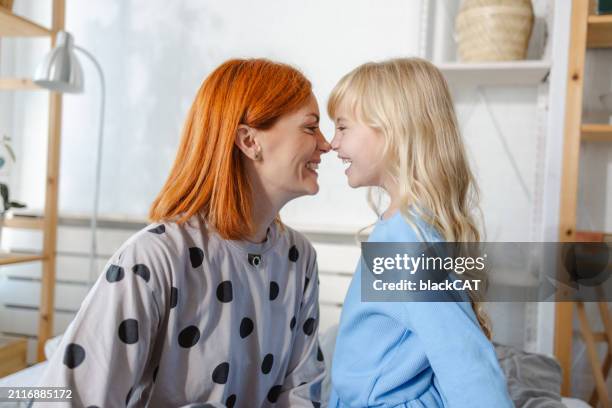 lindos momentos entre madre e hija en la cama - cara a cara fotografías e imágenes de stock
