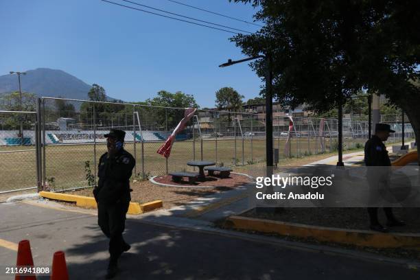 Agents of the National Civil Police , guard the 'Cubo' sports and artistic center, in the 'La Zacamil' neighborhood, in Mejicanos, which for decades...