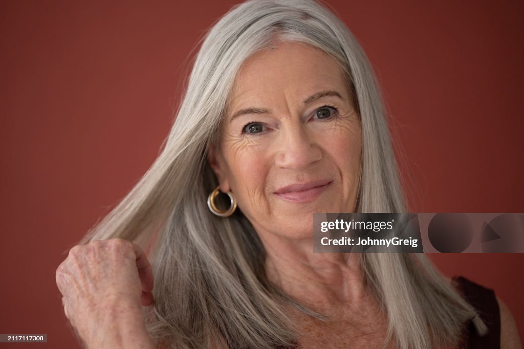 Bellezza naturale della donna anziana, primo piano dello studio