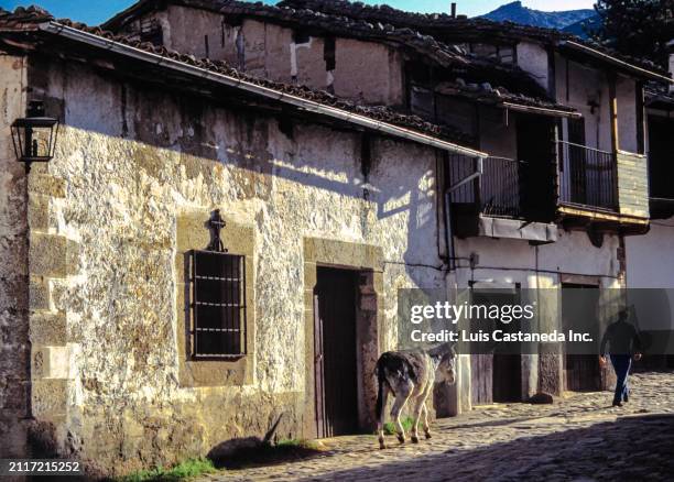 rural spanish town. - candelario-salamanca photos et images de collection
