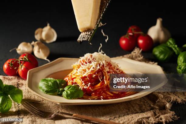 spaghetti with tomato sauce and basil leaves on a plate - tomatenpasta stockfoto's en -beelden