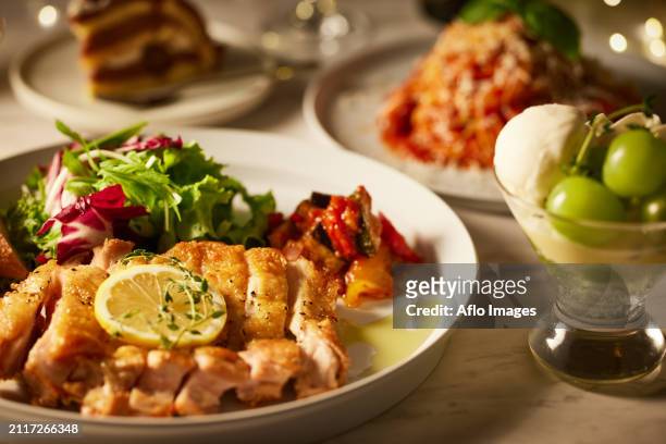 a table with food and wine - tomatenpasta stockfoto's en -beelden