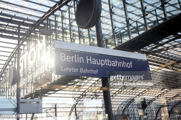berlin hauptbahnhof - berlin hauptbahnhof stock pictures, royalty-free photos & images