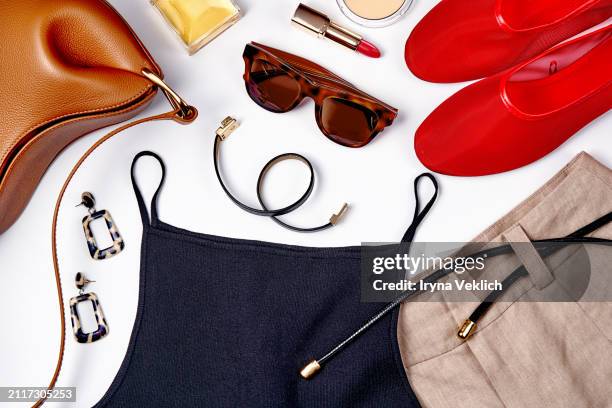 set of fashion collection with trendy fashion clothes and make-up cosmetic products for women in red, beige, brown and black colours. - handtasche im metallic look stock-fotos und bilder