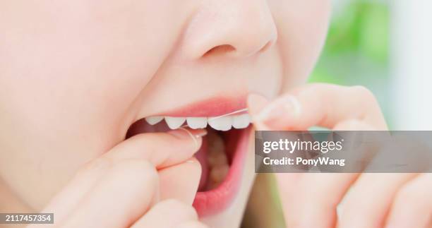 mujer asiática con hilo dental dientes feliz - boca humana fotografías e imágenes de stock