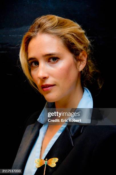 Portrait de l’actrice française Vahina Giocante en photo studio, en 2012.