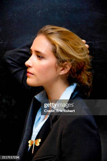 Portrait de l’actrice française Vahina Giocante en photo studio, en 2012.