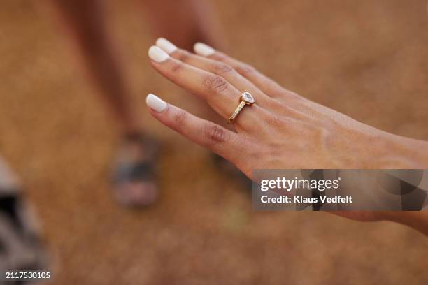 hand of bride with wedding ring - bague photos et images de collection