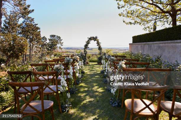 empty chairs decorated with flowers - cérémonie du mariage photos et images de collection