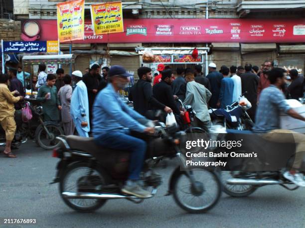 crowded street selling variety of foods in the month of ramadan - aloo tikki stock pictures, royalty-free photos & images