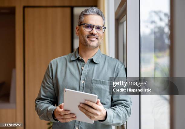 business man working at the office using a digital tablet - entrepreneur stockfoto's en -beelden