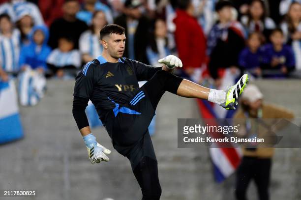 Goalkeeper Emiliano Martínez of Argentina warms up before a friendly soccer match against Costa Rica at United Airlines Field at the Los Angeles...