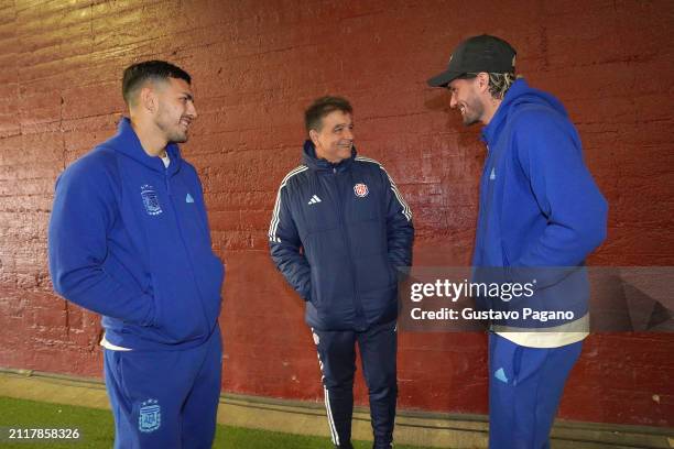 Leandro Paredes and Rodrigo De Paul of Argentina talk to Claudio Vivas Assistant coach of Costa Ricabefore a friendly match between Argentina and...