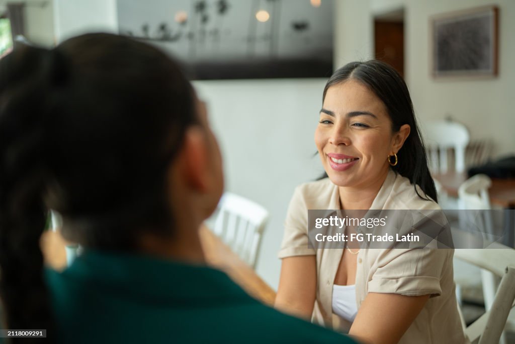Casal lésbico apaixonado conversando em restaurante