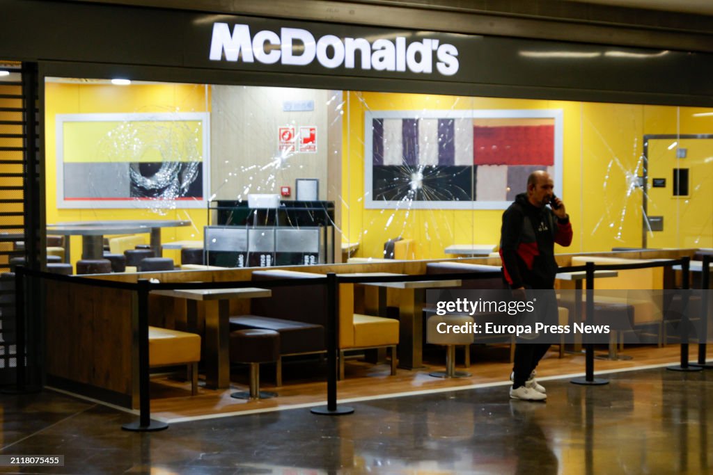 One Arrested In The Magic Badalona Shopping Center For Causing Damage To A Shop With An Axe