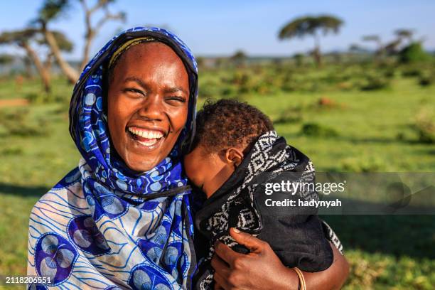 frau von borana-team hält ihr baby, äthiopien, afrika - ostafrika stock-fotos und bilder