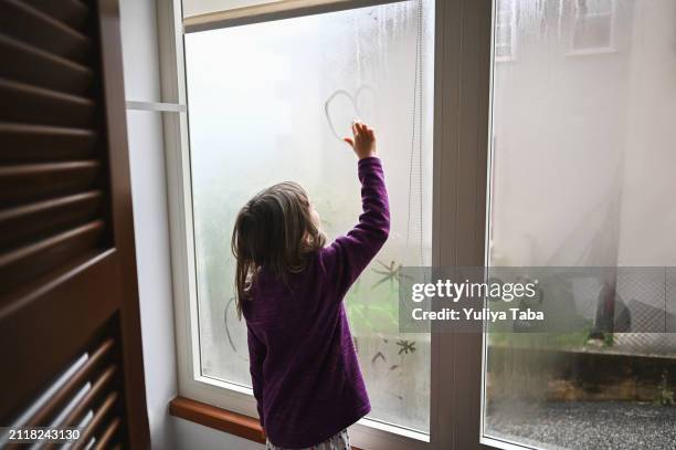 niño pintando en ventana mojada. - condensación fotografías e imágenes de stock