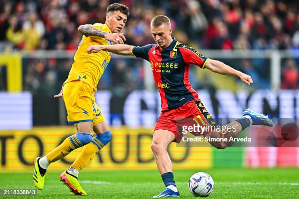 Enzo Barrenechea of Frosinone and Albert Gudmundsson of Genoa vie for the ball during the Serie A TIM match between Genoa CFC and Frosinone Calcio at...