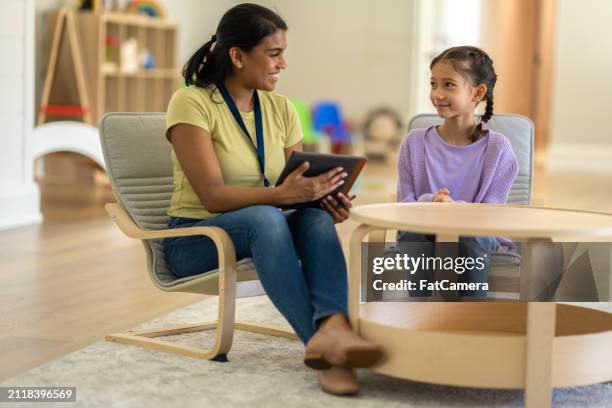 children's counselling session - profesional de salud mental fotografías e imágenes de stock