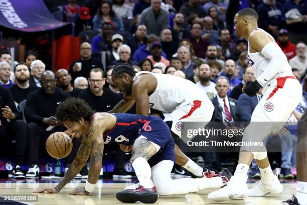 Kawhi Leonard of the LA Clippers and Kelly Oubre Jr. #9 of the Philadelphia 76ers challenge for the ball during the first quarter at the Wells Fargo...