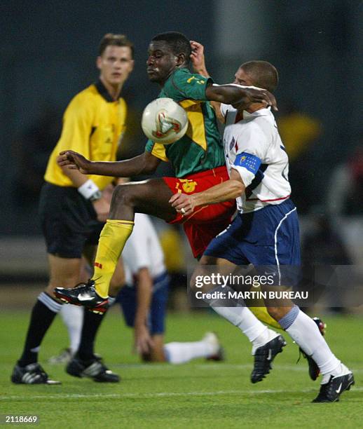 Cameroonian forward Valery Mezague vies with US midfielder and captain Chris Armas during their soccer Confederations Cup match 23 June 2003, at the...