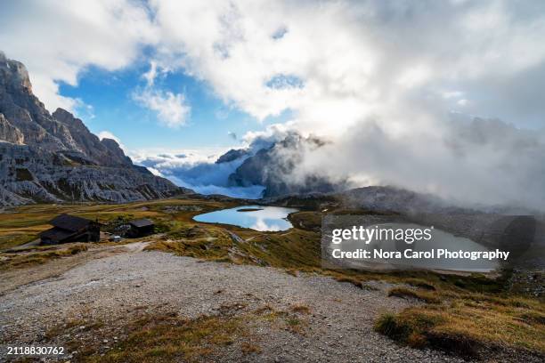 view of laghi dei piani lake in tre cime di lavaredo - tre piani stock-fotos und bilder