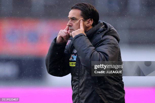 Head coach Massimo Ficcadenti of Sagan Tosu gestures during the J.League J1 match between Sagan Tosu and Shimizu S-Pulse at Best Amenity Stadium on...