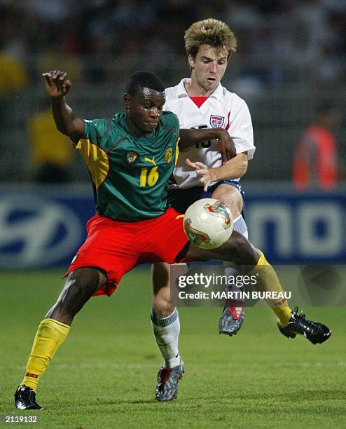 Cameroonian forward Valery Mezague vies with US midfielder Bobby Convey during their soccer Confederations Cup match 23 June 2003, at the Gerland...