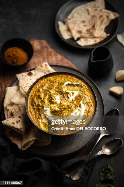 creamy spinach with curry and naan bread - palak paneer stock pictures, royalty-free photos & images