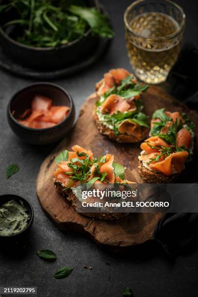 smoked salmon and fresh herbs toasts - räucherlachs stock-fotos und bilder