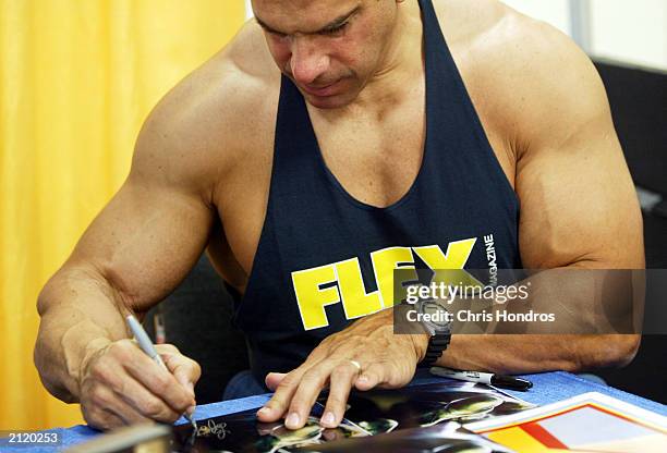 Bodybuilder Lou Ferrigno, who played the orginal "Hulk" on television in the 1970s, signs a poster at the Sci-Fi and Fantasy Creators Convention June...