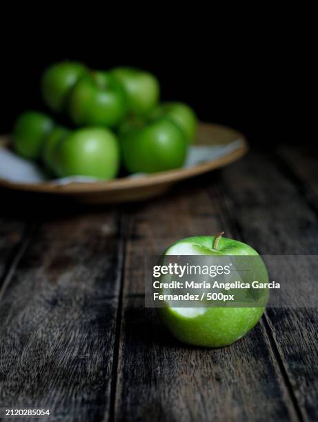 close-up of green apples on table,united arab emirates - maria garcia stock pictures, royalty-free photos & images