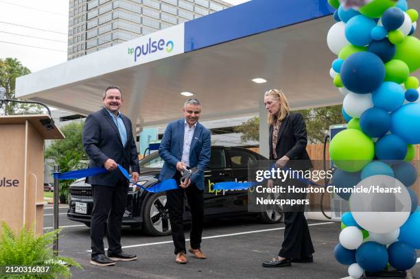 America, President & CEO, Orlando Alvarez, left and BP Executive Vice President of Customers and Products, Emma Delaney, right, stand by as Chief...