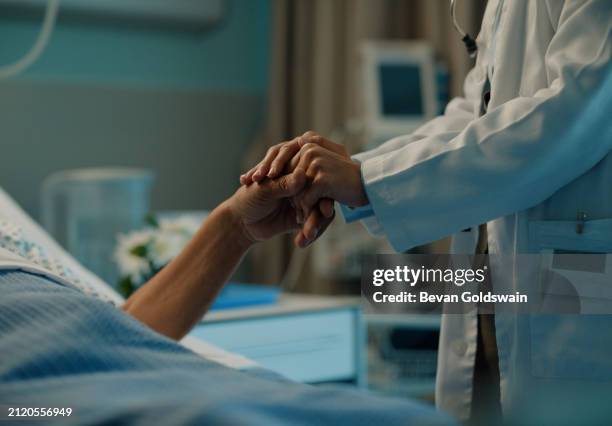 assicurazione, mani o medico con paziente per il supporto in ospedale, clinica o struttura sanitaria per la speranza o la guarigione. fiducia, persona anziana o operatore medico per terapia intensiva, benessere o medicina - empatia foto e immagini stock
