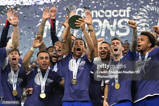 Tyler Adams, Christian Pulisic, Sergiño Dest and Weston McKennie of the United States celebrates the Concacaf Nations League trophy after the...