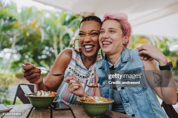 dos amigos comiendo postre en restaurante - brunch fotografías e imágenes de stock