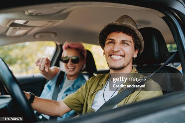car trip - weg wijzen stockfoto's en -beelden