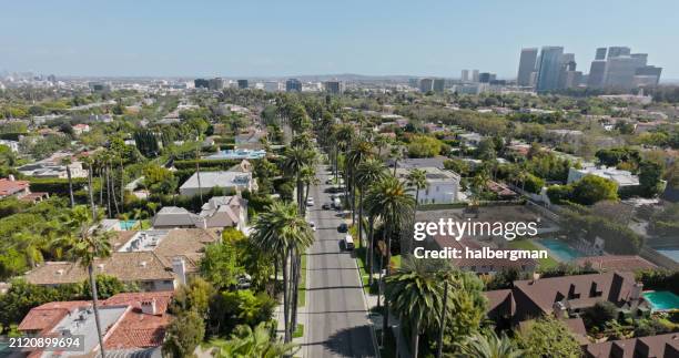 vue aérienne d’une rue à beverly hills, los angeles surplombant le paysage urbain - beverly hills photos et images de collection