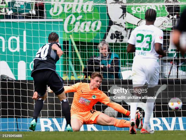 March 2024, Bavaria, Fürth: Soccer: Bundesliga 2, SpVgg Greuther Fuerth - Hamburger SV, Matchday 27, Sportpark Ronhof Thomas Sommer, Andras Nemeth...