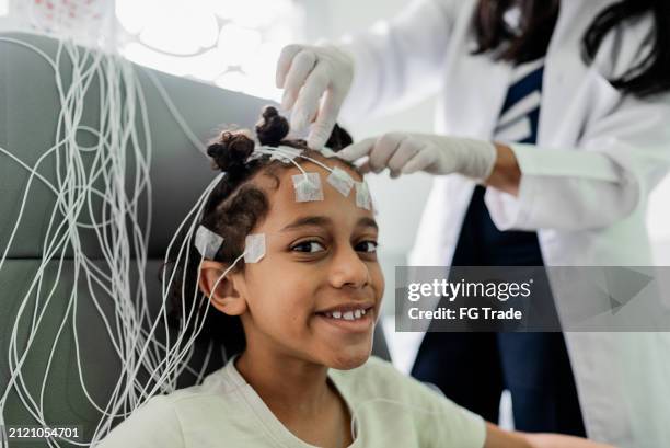 portrait of a child patient in a medical clinic doing polysomnography - gehirnchirurgie stock-fotos und bilder