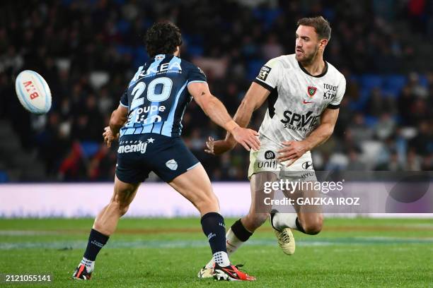 Toulon's French fullback Melvyn Jaminet passes the ball during the French Top 14 rugby union match between Aviron Bayonnais and Rugby Club Toulonnais...