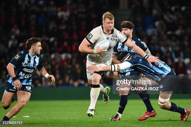 Toulon's English second row David Ribbans runs with the ball during the French Top 14 rugby union match between Aviron Bayonnais and Rugby Club...