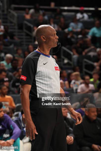 Mike Mathis Referee 8,266 Michael Smith Basketball Photos & High Res Pictures - Getty Images