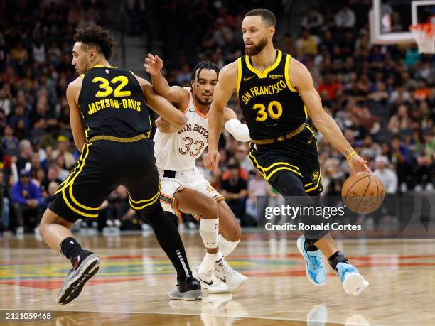 Stephen Curry of the Golden State Warriors drives around a screen set by Trayce Jackson-Davis against Tre Jones of the San Antonio Spurs in the first...
