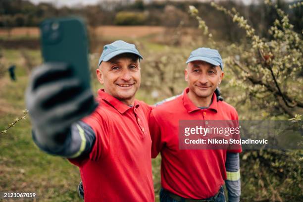 family business - agriculteur selfie photos et images de collection