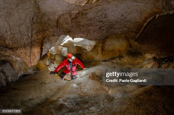 montebuono-höhle - spelunking stock-fotos und bilder