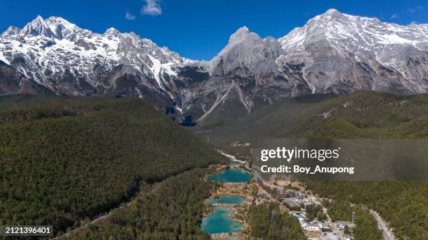 aerial view of a mountain massif of jade dragon snow mountain in yulong naxi autonomous county, lijiang, in yunnan province, china. - lijiang stock pictures, royalty-free photos & images