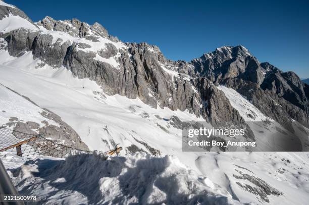 glacier on jade dragon snow mountain (or mtyulong) at dawn. this mountain is small mountain range in yulong naxi autonomous county, lijiang, in yunnan province, china. - lijiang stock pictures, royalty-free photos & images