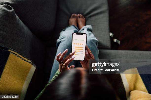 online reviews on mobile app - klanten georiënteerd stockfoto's en -beelden